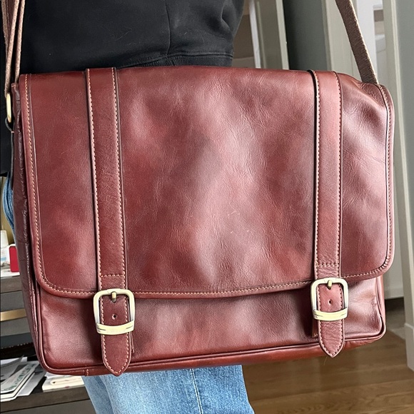 LUCALDO Classic Leather Messenger Bag - Picture 16 of 16
